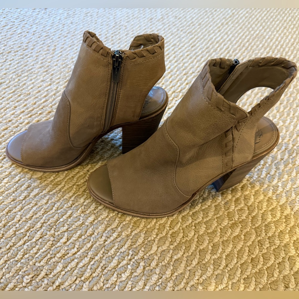 Vince Camuto Kicetta Peep-Toe Ankle Boots size 9 NWT